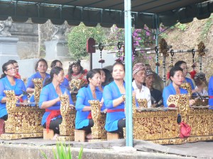 Pre lunch entertainment